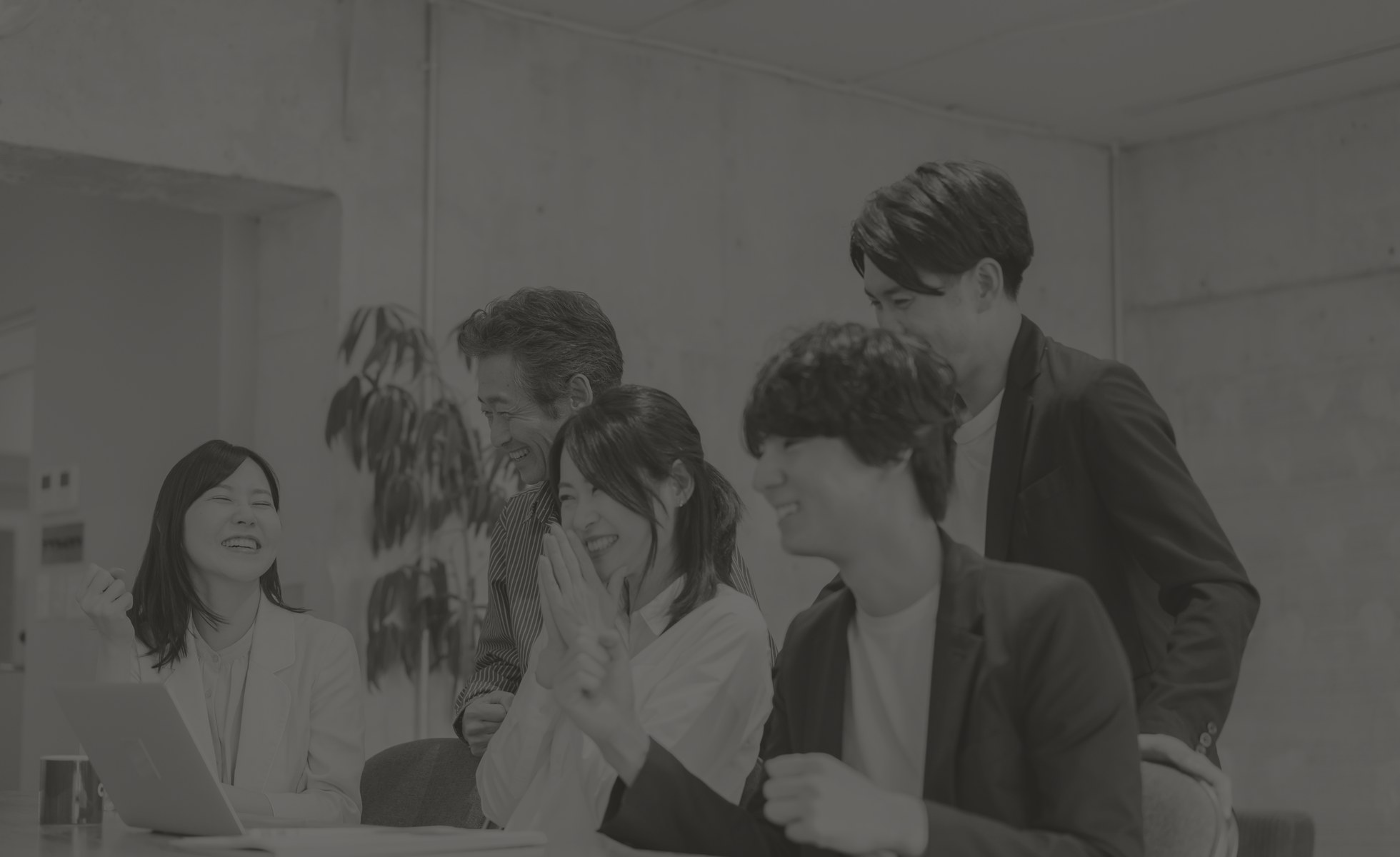 オフィスで和やかに話す社員たち