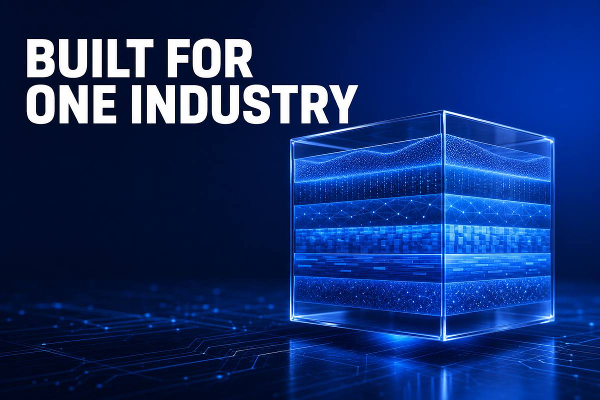 BUILT FOR ONE INDUSTRY——深い青の空間で、汎用の立方体の中に業種別の層が積み上がっていくイラスト